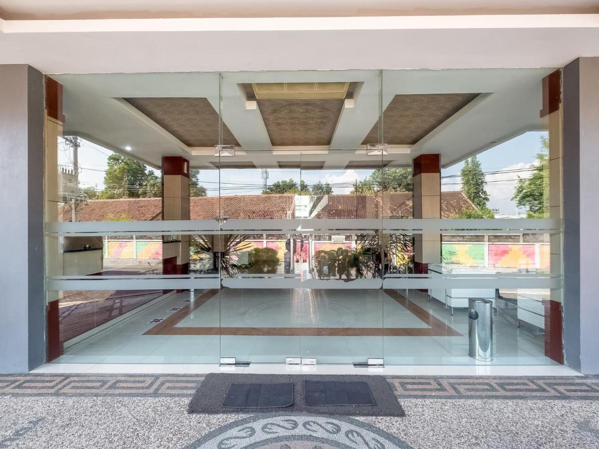 Oyo Flagship 3726 Tembok Batu Residence Tugu Eksteriør bilde
